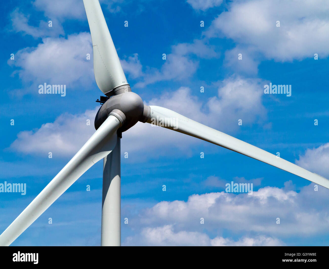 Pale per turbine eoliche vicino Brassington nel distretto di Peak Derbyshire Dales England Regno Unito Foto Stock