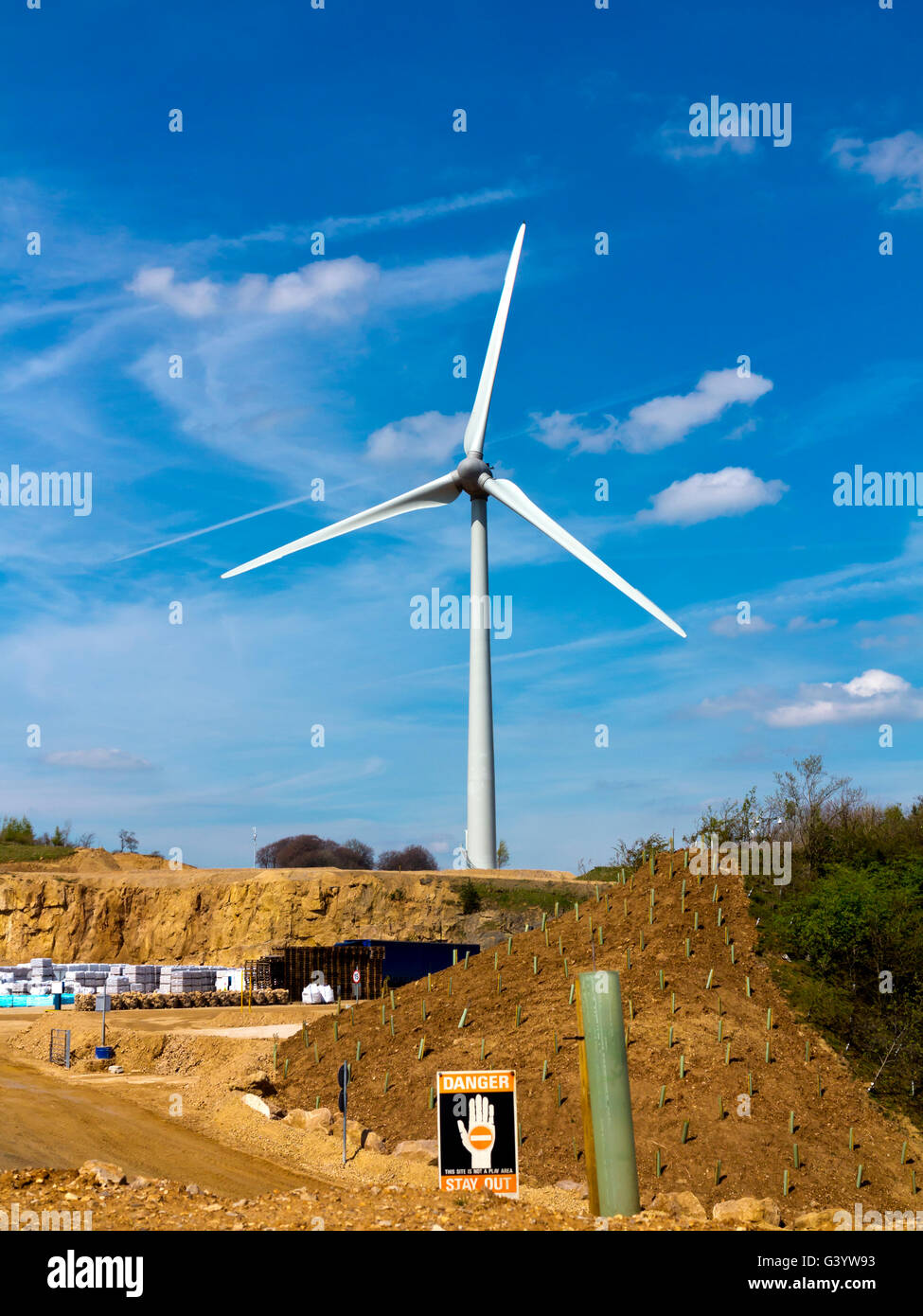 Turbina eolica vicino vecchia cava Brassington nel distretto di Peak Derbyshire Dales England Regno Unito Foto Stock