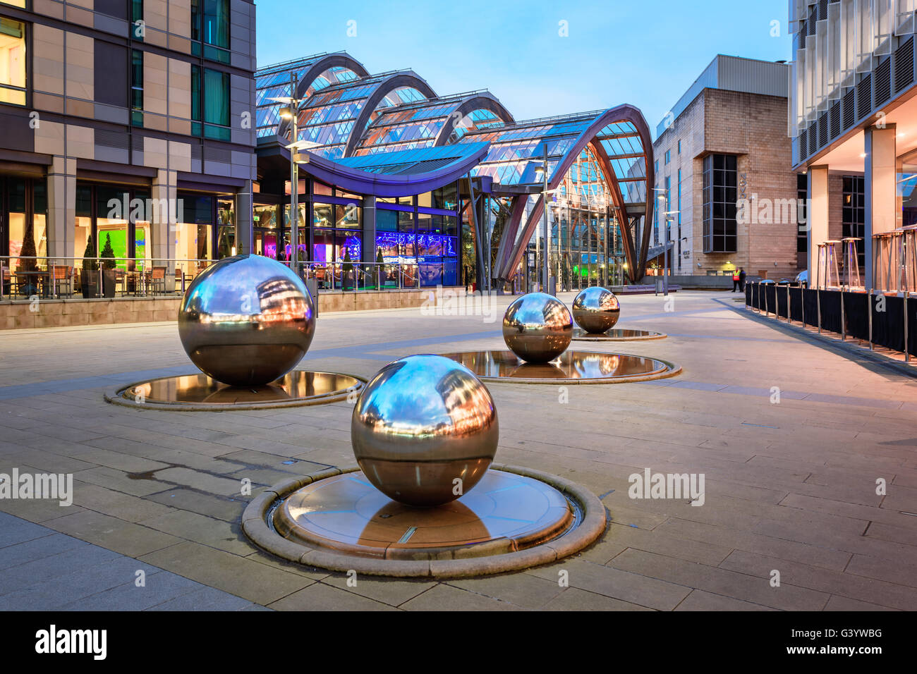 Millennium Square è una città moderna piazza di Sheffield, in Inghilterra. Le sfere di acciaio nella piazza sono caratteristiche di acqua Foto Stock