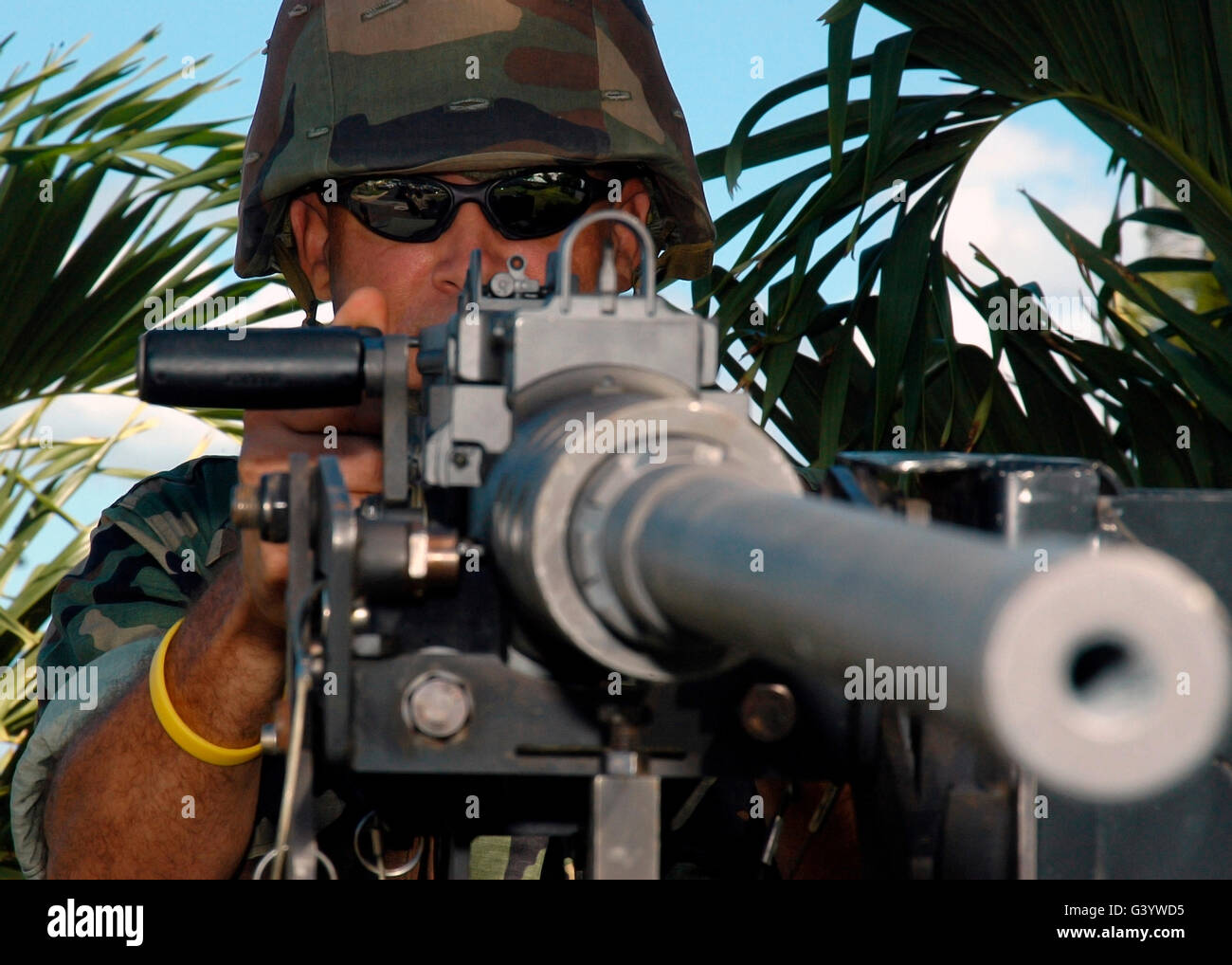 Soldier dimostra come utilizzare un Browning M2 0,50 Caliber heavy machine gun. Foto Stock