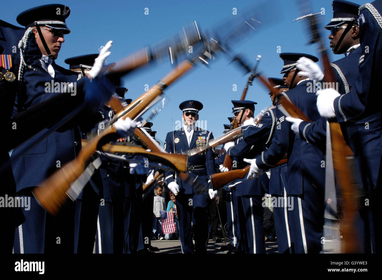 Membri della United States Air Force Drill Team effettuano. Foto Stock