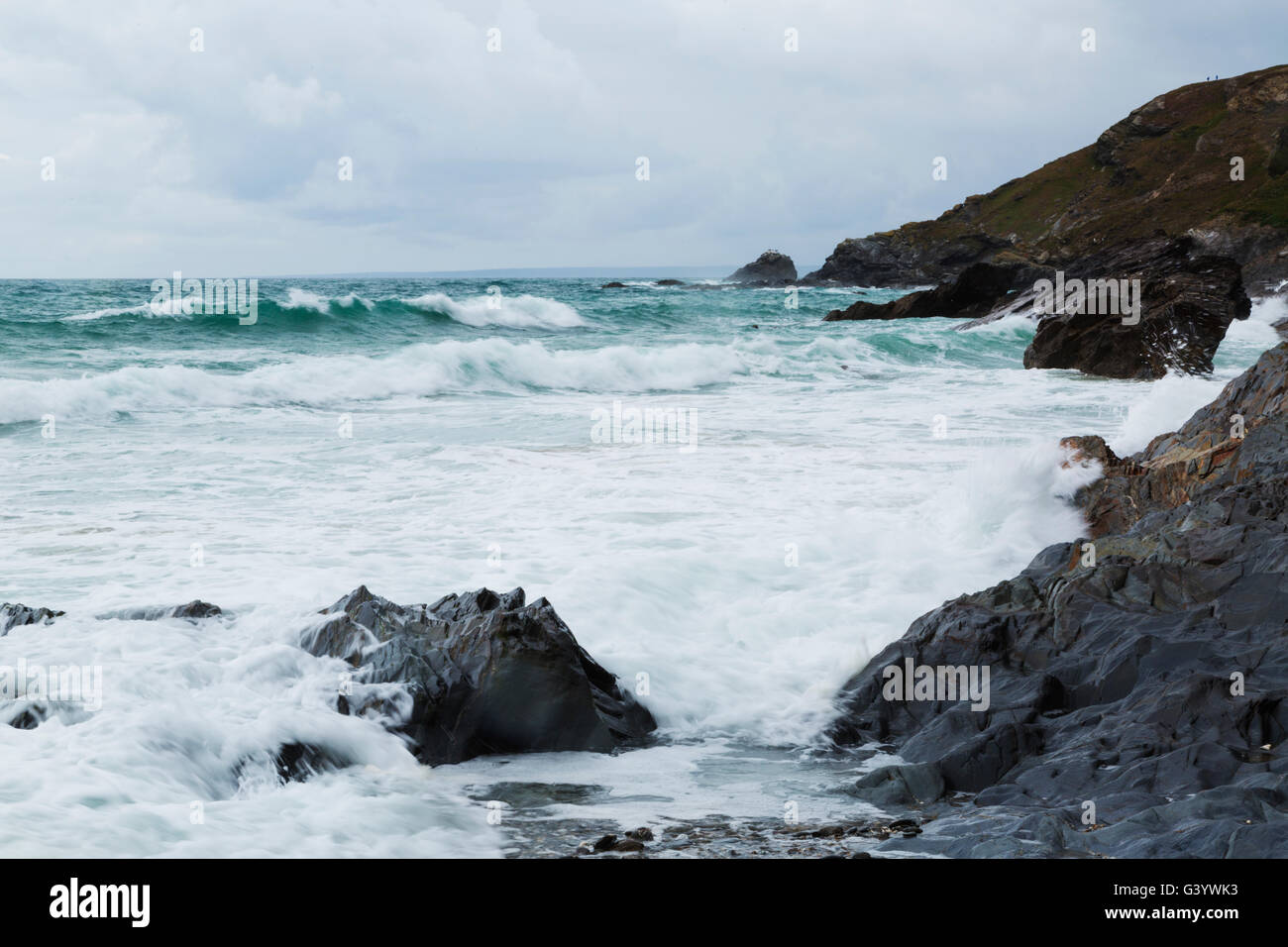 Le onde a Dollar Cove Gunwalloe Cove in Cornovaglia Foto Stock