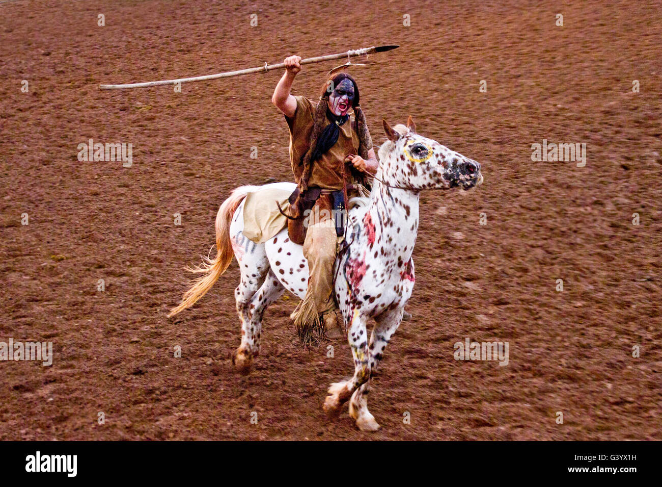 Comanche Warrior in piena guerra abito al Rock Bottom Rodeo in Arkansas Foto Stock