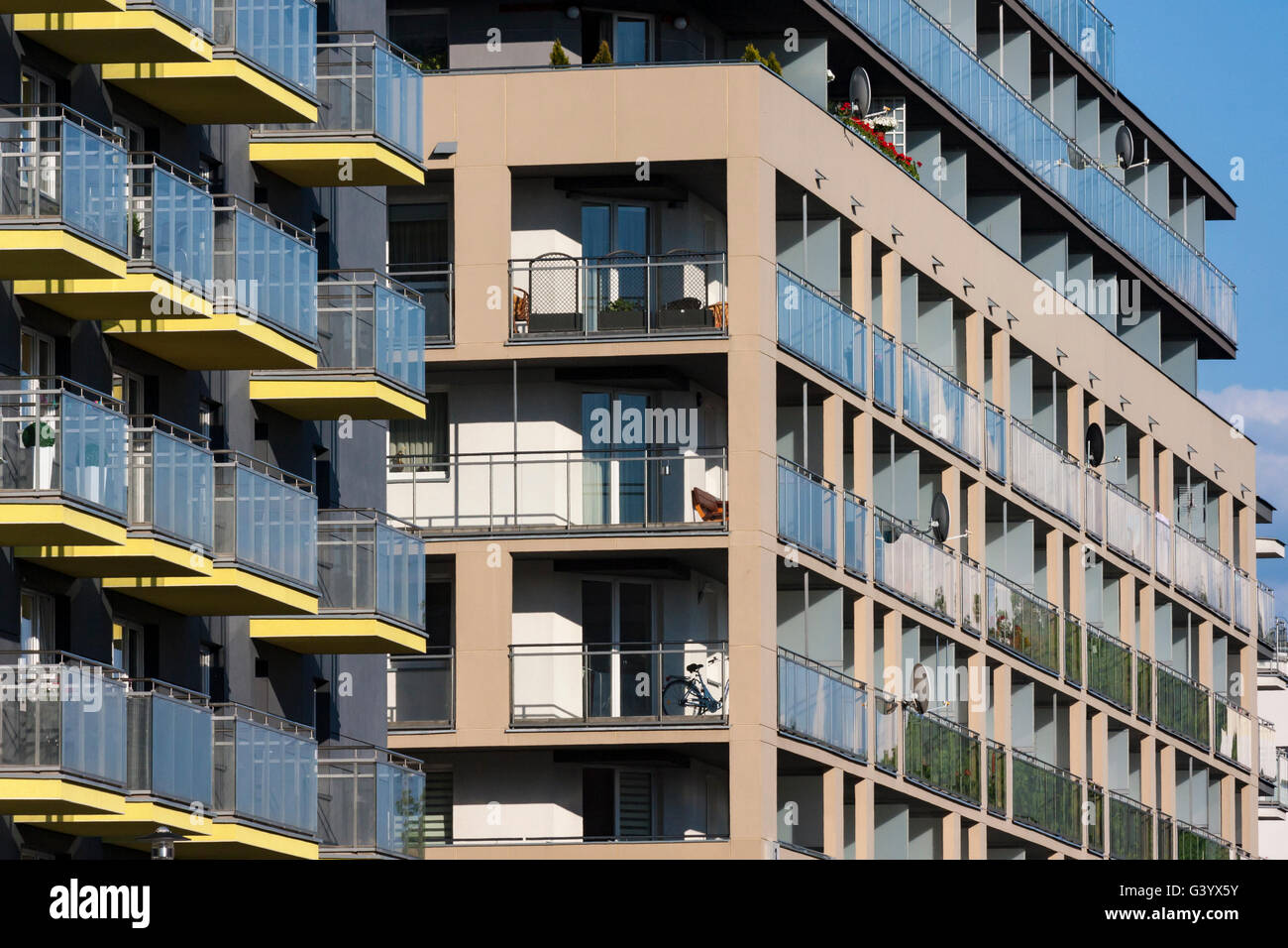Closeup, frammento di moderna architettura Residenziale creato di vetro calcestruzzo e mattoni Foto Stock
