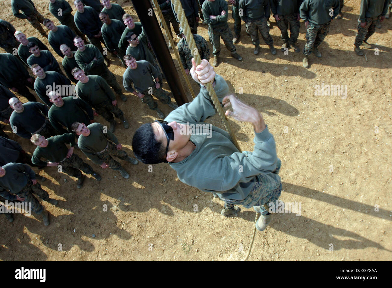 Un soldato si arrampica su una fune su un percorso ad ostacoli. Foto Stock