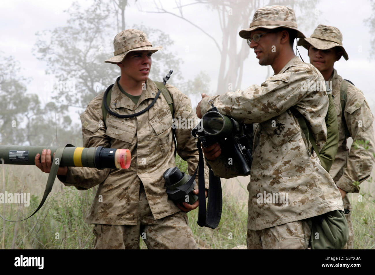 Un soldato assiste un mortarman come egli dà una classe sull'uso dell'A4 anti-serbatoio arma. Foto Stock
