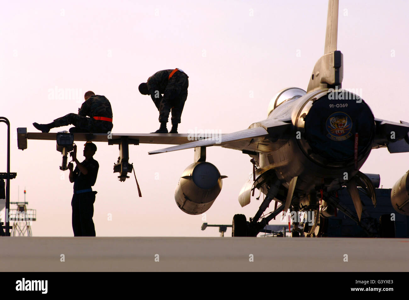 Rew chiefs preparare un F-16 Fighting Falcon per il decollo. Foto Stock