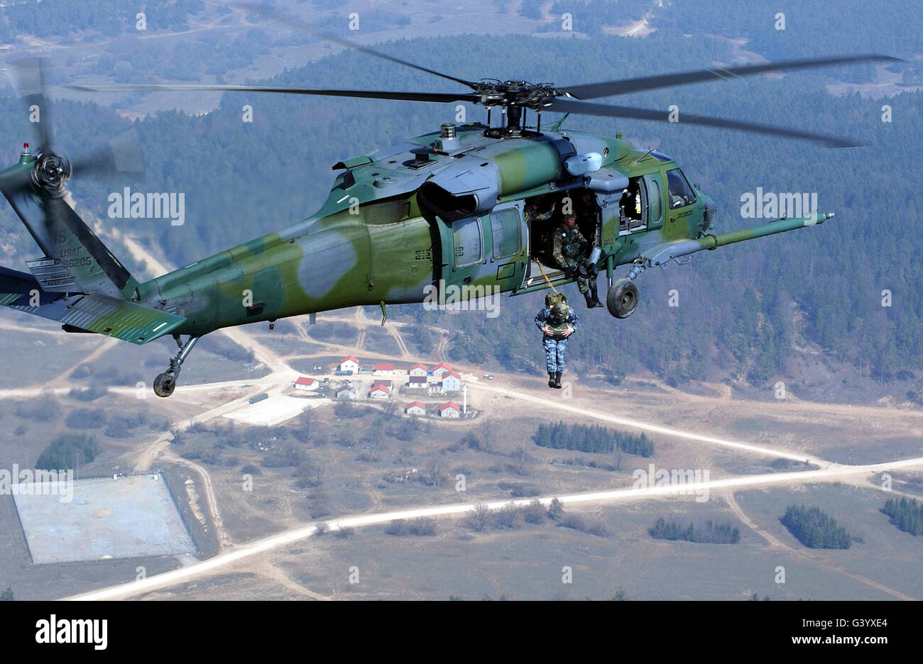 Comandante Sergente salta da un HH-60G Pave Hawk. Foto Stock