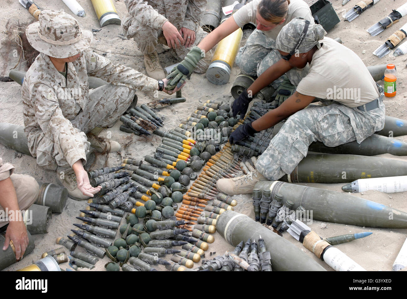 Stati Uniti Marines preparare ordnance per la detonazione. Foto Stock