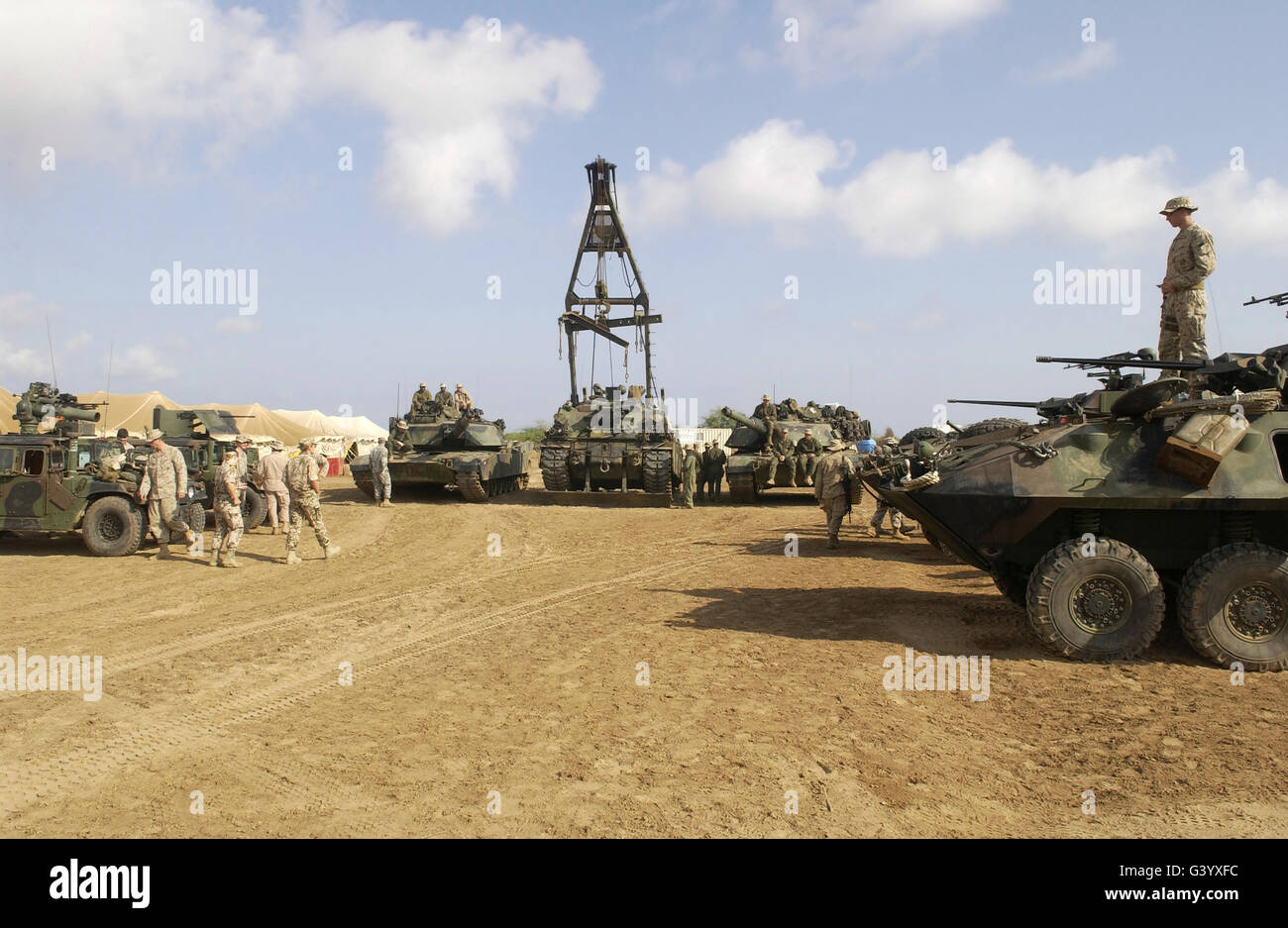 Stati Uniti Marines in possesso di un veicolo e armi visualizzazione statica. Foto Stock