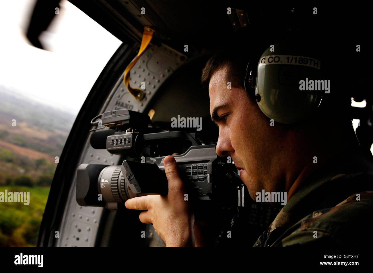 Stati Uniti Air Force Airman prende il video a bordo di una U.S. Esercito UH-60un Black Hawk. Foto Stock