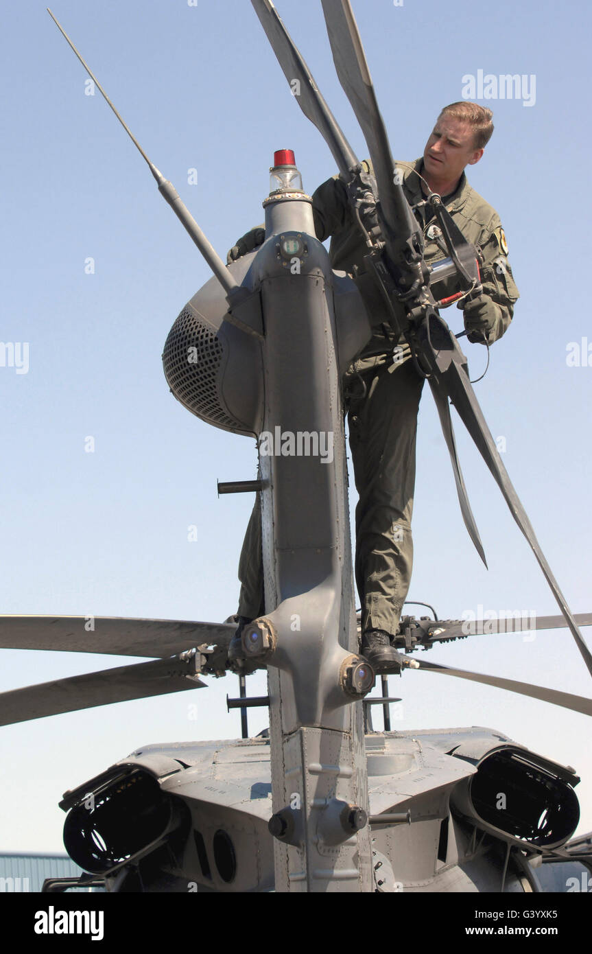 Il sergente ispeziona un HH-60 Pave Hawk rotore gruppo di coda. Foto Stock