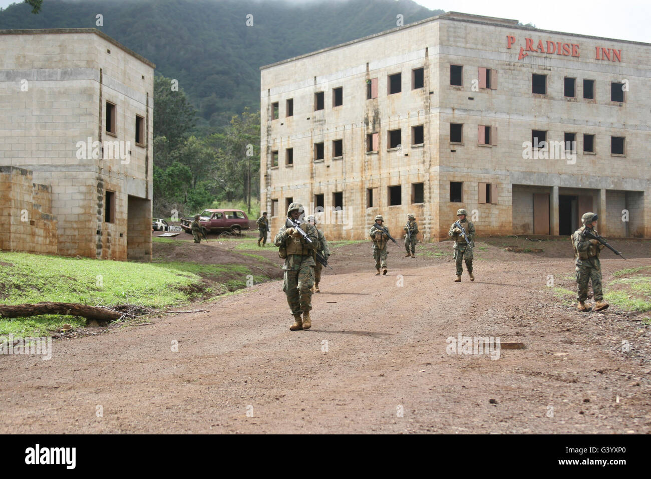 Marines patrol attraverso le operazioni militari nel terreno urbano struttura presso Schofield Barracks. Foto Stock