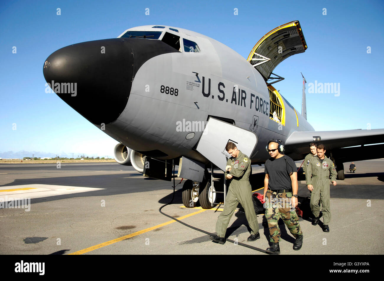 Equipaggi e personale di manutenzione preparare un C-17 Globemaster III. Foto Stock