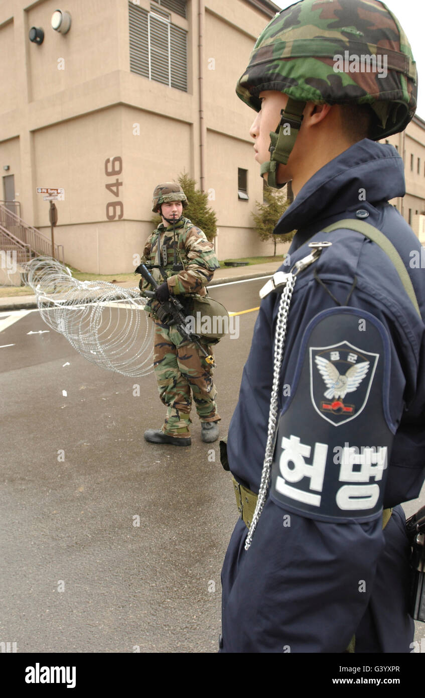 Repubblica di Corea Airman e U.S. Air Force Airman posto di guardia. Foto Stock