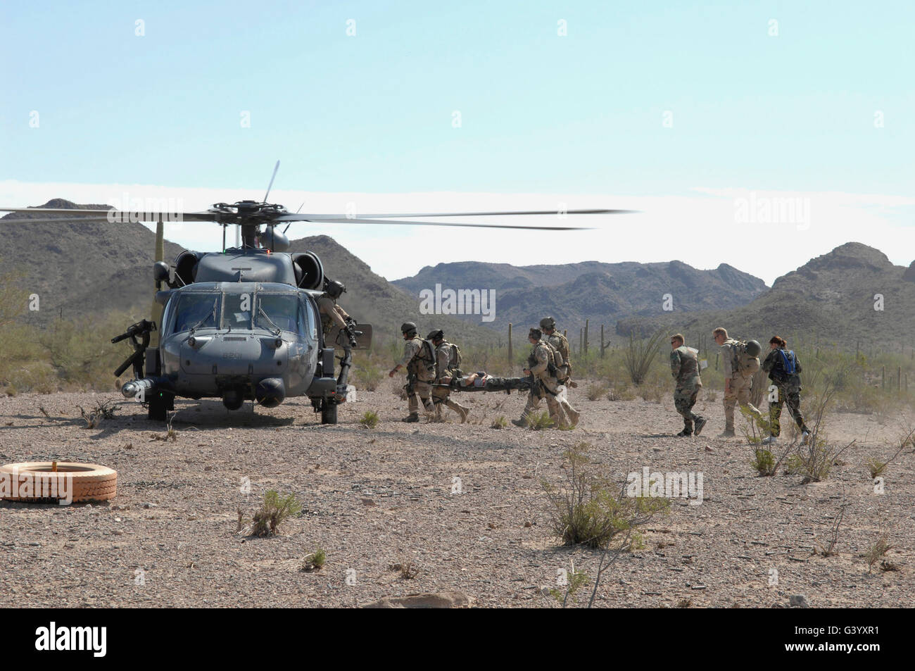Pararescuemen rescuees trasporto ad un attesa di HH-60 Pave Hawk. Foto Stock