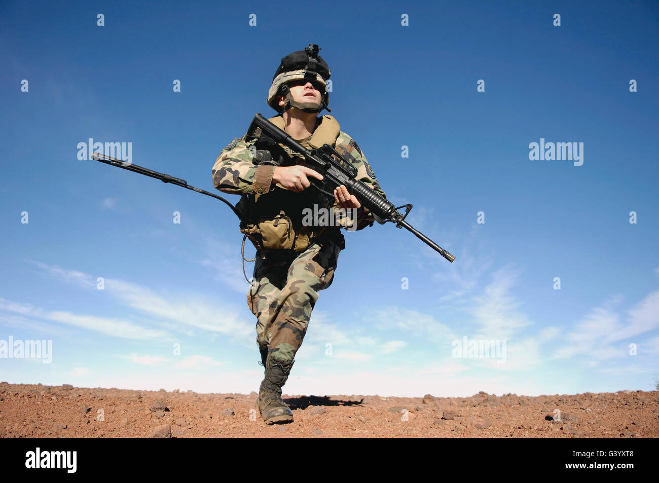 Un soldato si sposta verso un'altra posizione di sparo durante l'esercizio Koa Lightning. Foto Stock
