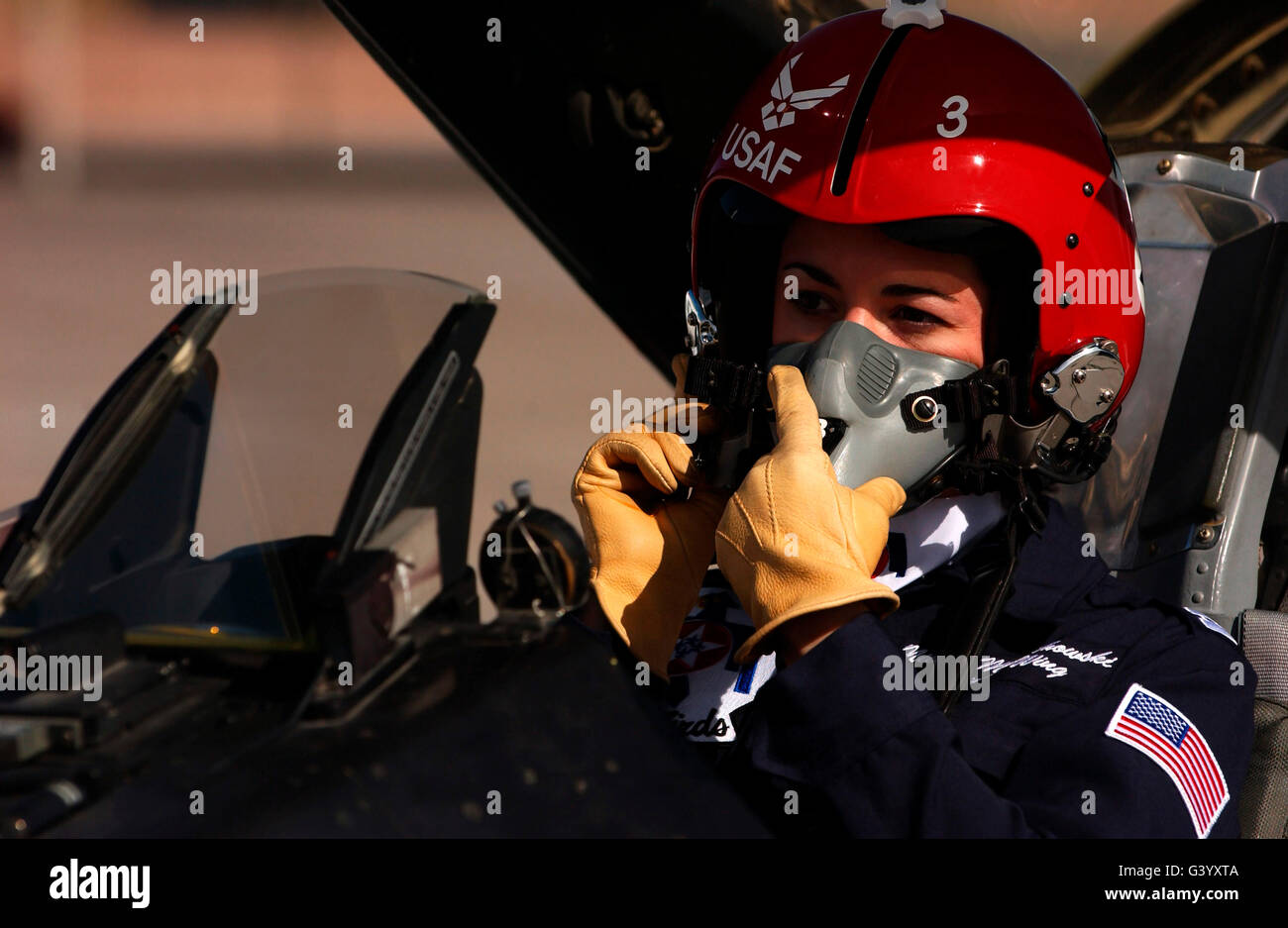 Pilot si prepara a prendere il via in un F-16 Fighting Falcon. Foto Stock