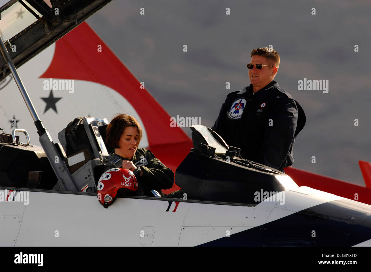 Pilot si prepara a prendere il via in un F-16 Fighting Falcon. Foto Stock
