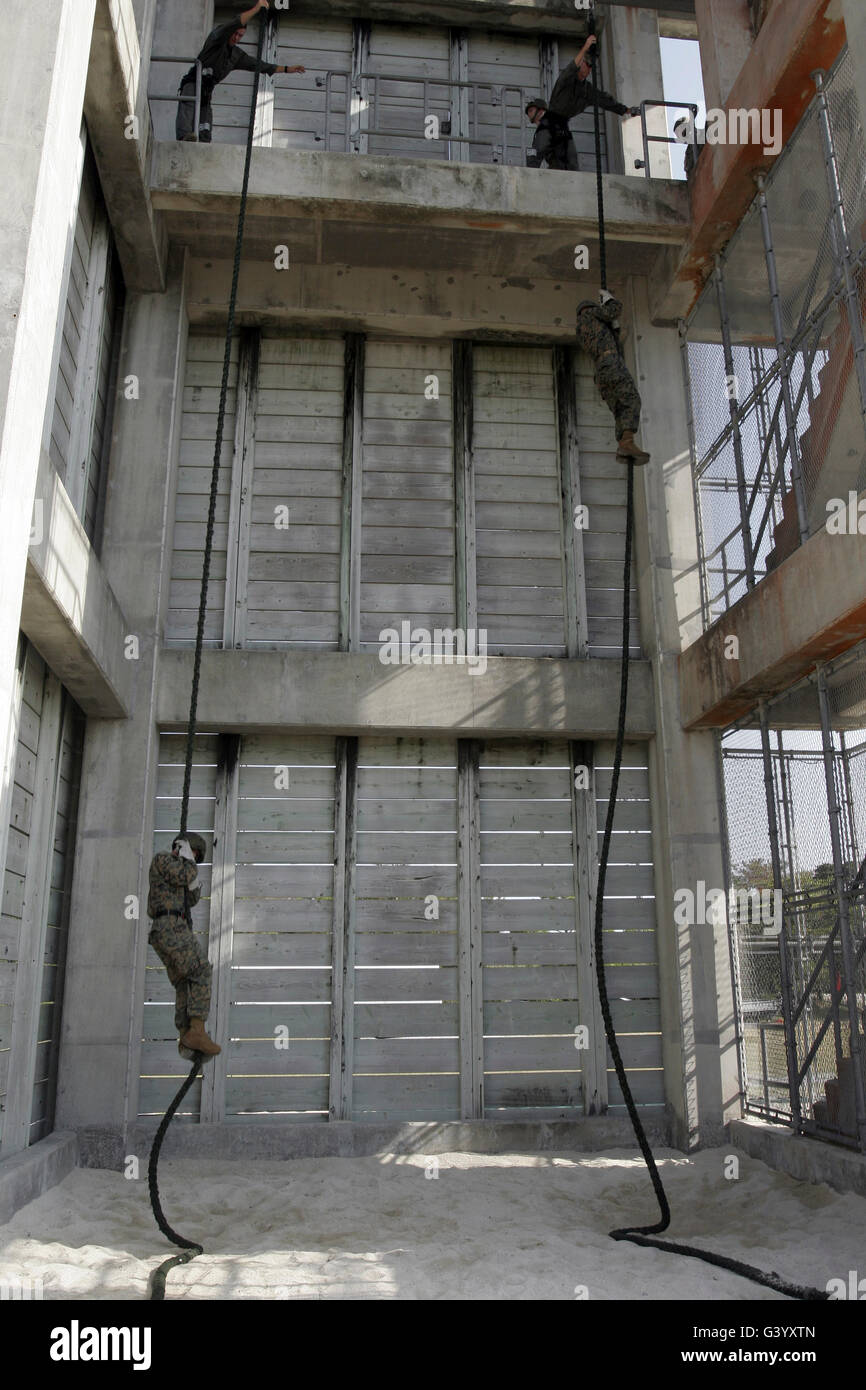 Marines Corda veloce off il Camp Hansen rappel tower. Foto Stock