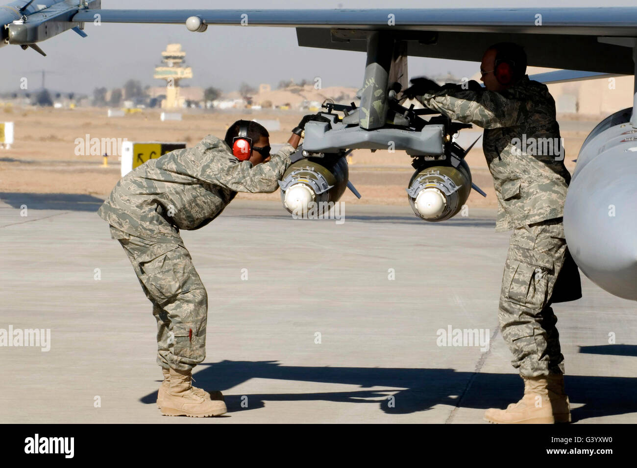 Avieri ispezionare F-16 Fighting Falcon munizioni prima di decollare. Foto Stock