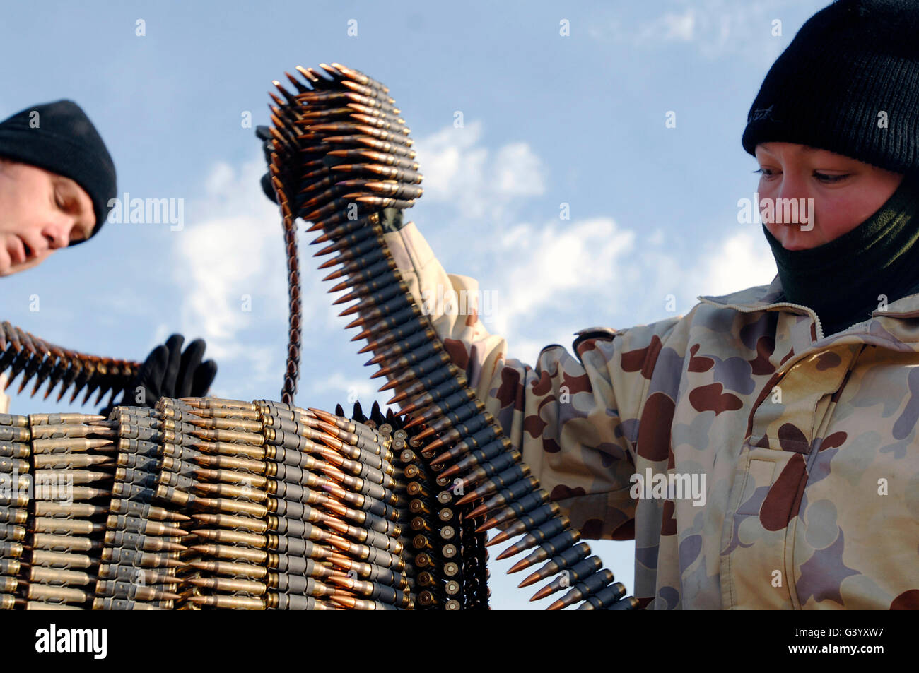 I membri dall'esercito australiano posto munizioni in scomparti di masterizzazione per essere distrutti. Foto Stock