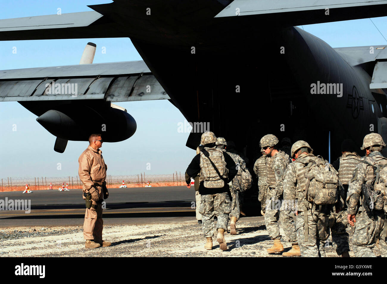 Un loadmaster soldati guide su un C-130 Hercules. Foto Stock