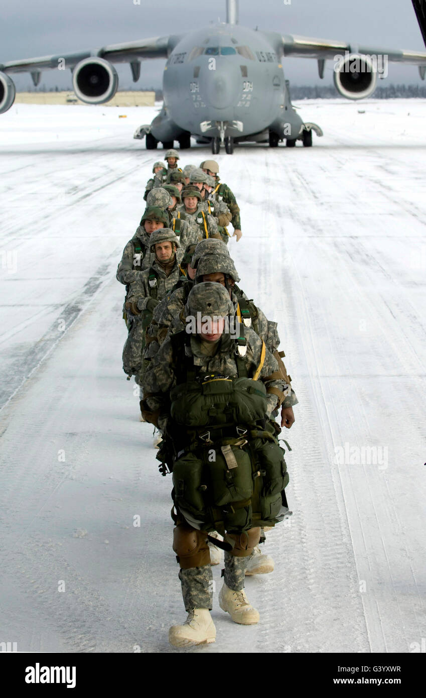 Airborne soldati a bordo di una C-17 Globemaster III. Foto Stock