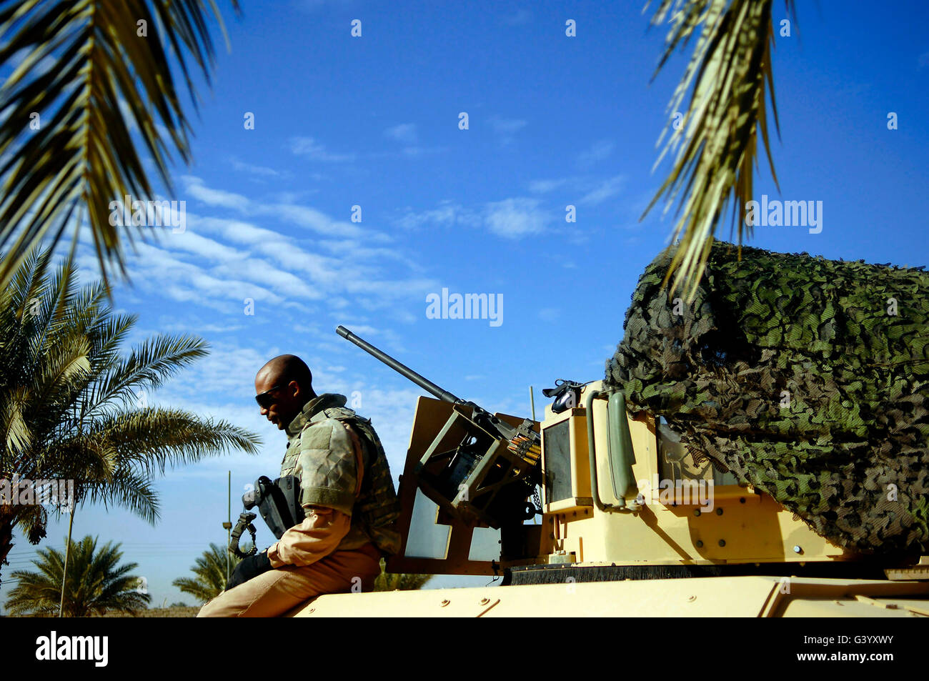 Stati Uniti Air Force Airman siede sul suo veicolo tattico. Foto Stock