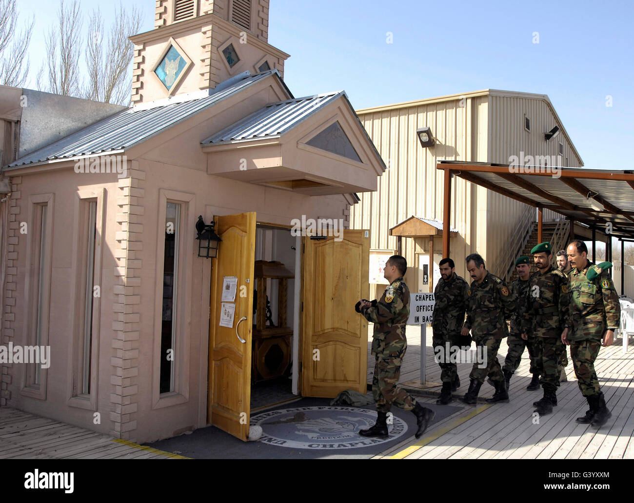 I comandanti afghane prendere un tour della cappella. Foto Stock