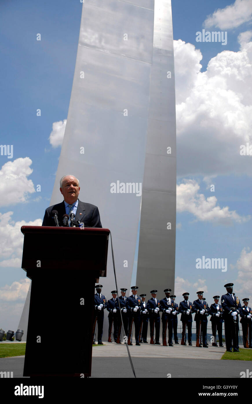 Segretario della Air Force saluta una folla di aviatori presso la Air Force Memorial. Foto Stock