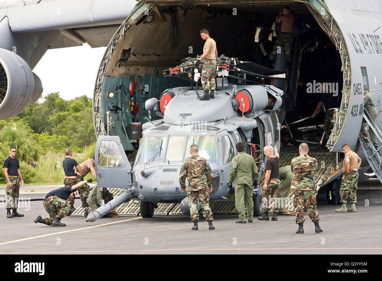 Soldati elicotteri di carico su un C-5 Galaxy. Foto Stock