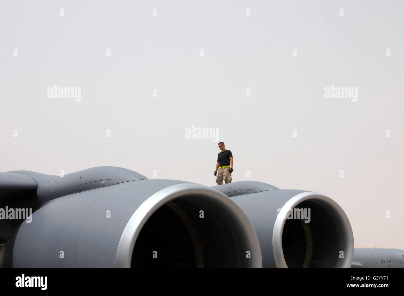 Un capo equipaggio passeggiate l'ala di un KC-135. Foto Stock