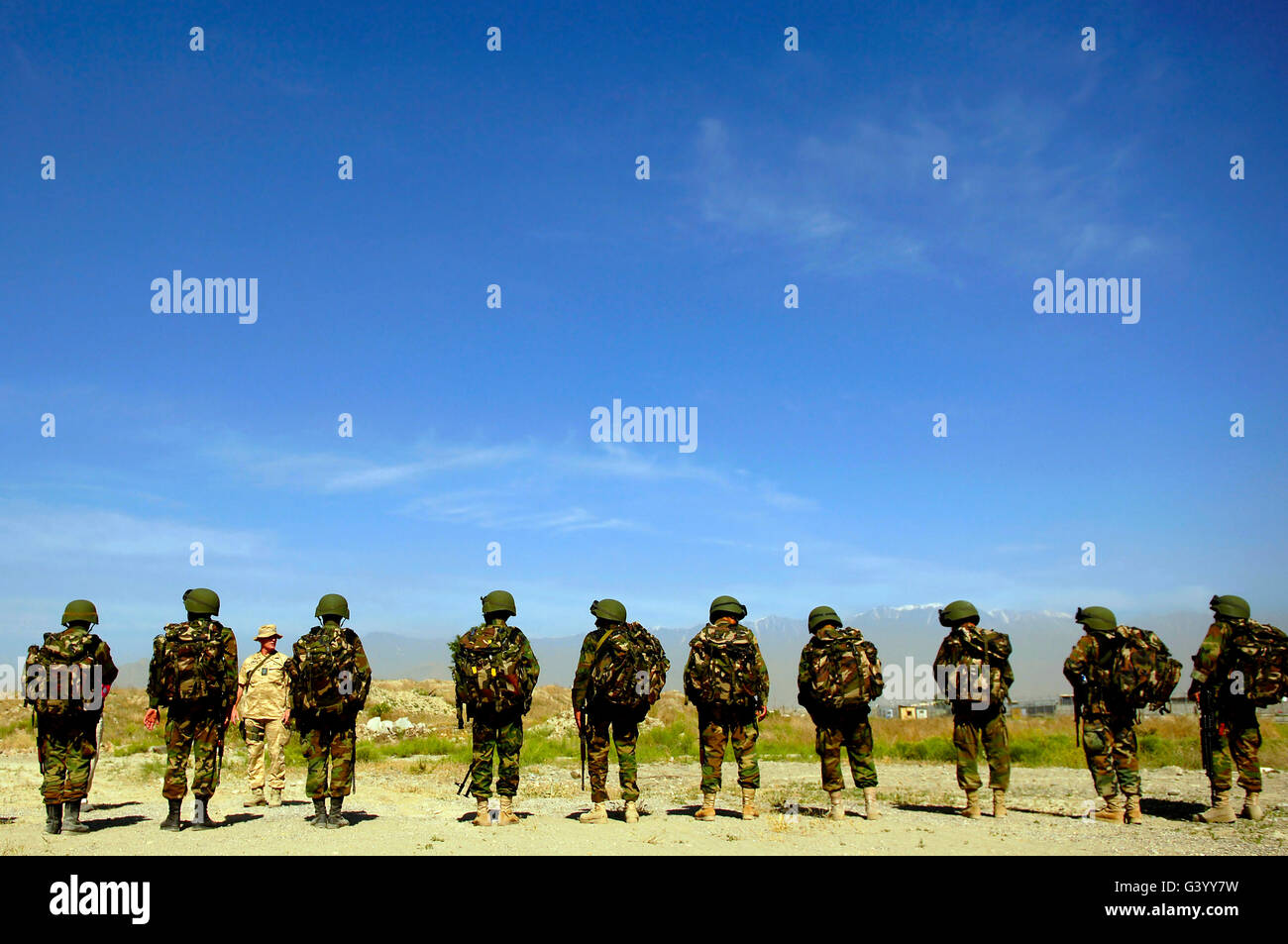 Un commando di Belgio recensioni l esercito nazionale afgano i soldati prima di un piede patrol. Foto Stock