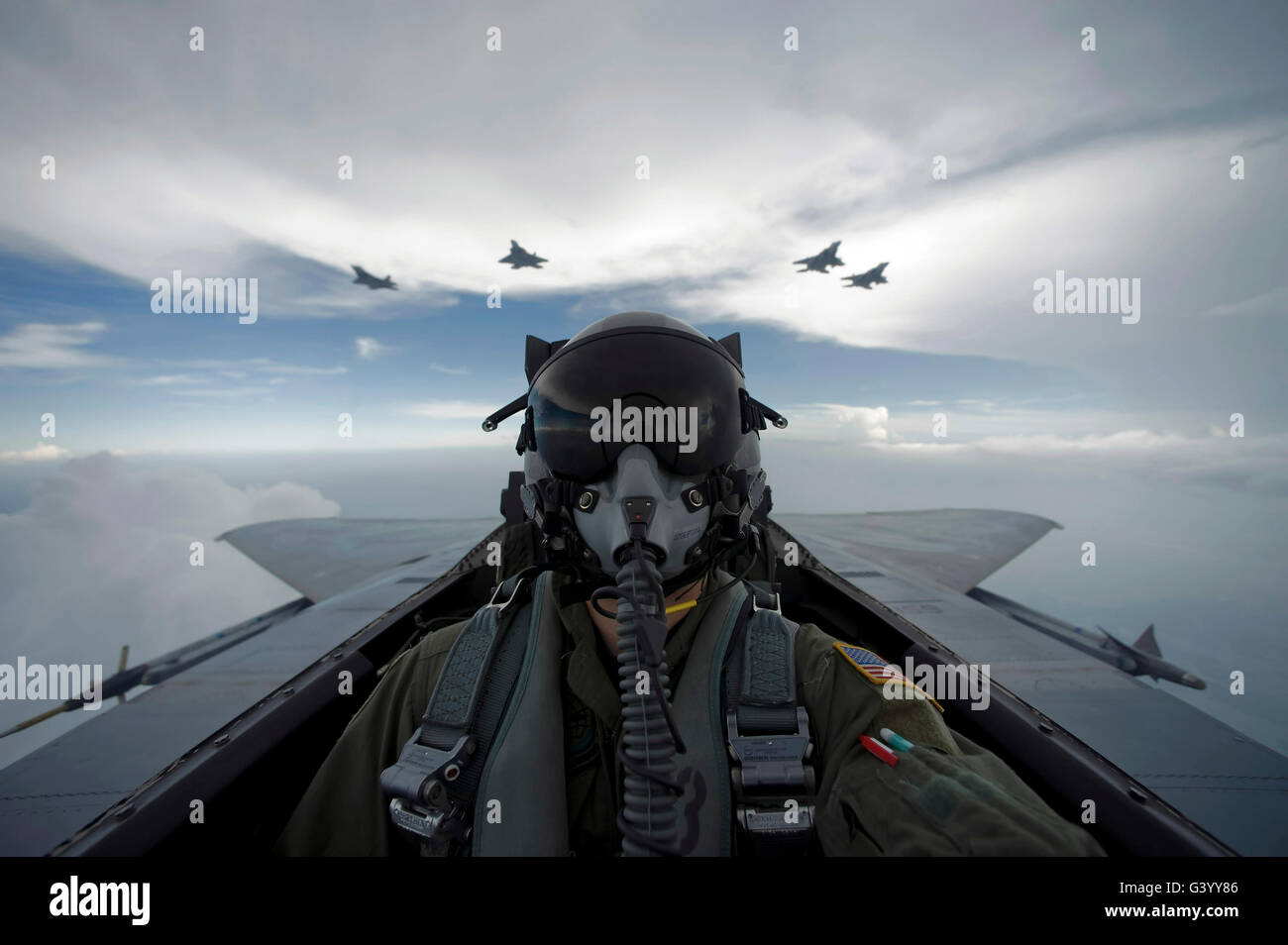 Stati Uniti Air Force pilot prende un ritratto di auto durante una sortita con F-15 aquile e F-22 rapaci. Foto Stock