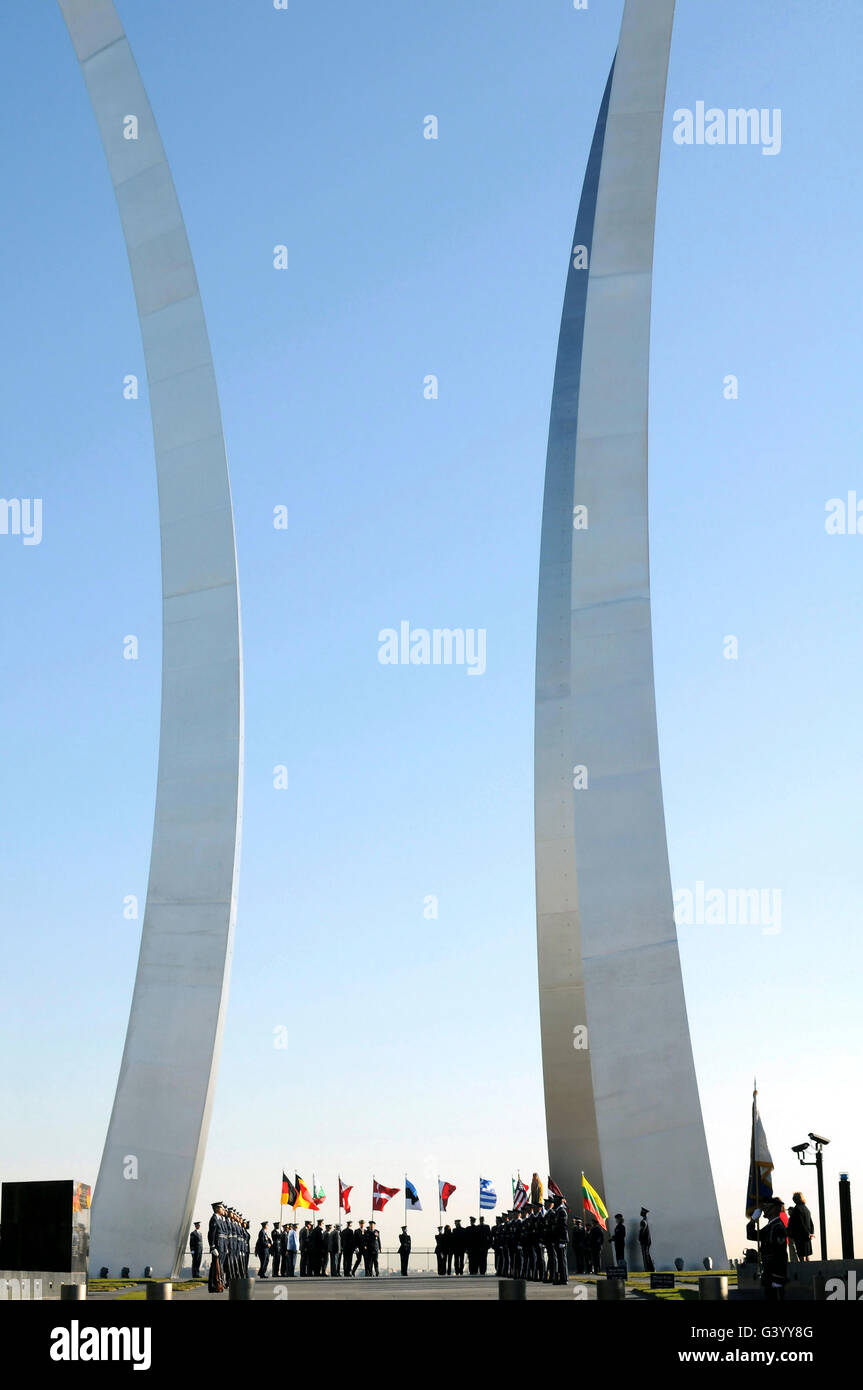 Una ghirlanda-posa cerimonia presso l'U.S. Air Force Memorial a Washington D.C. Foto Stock