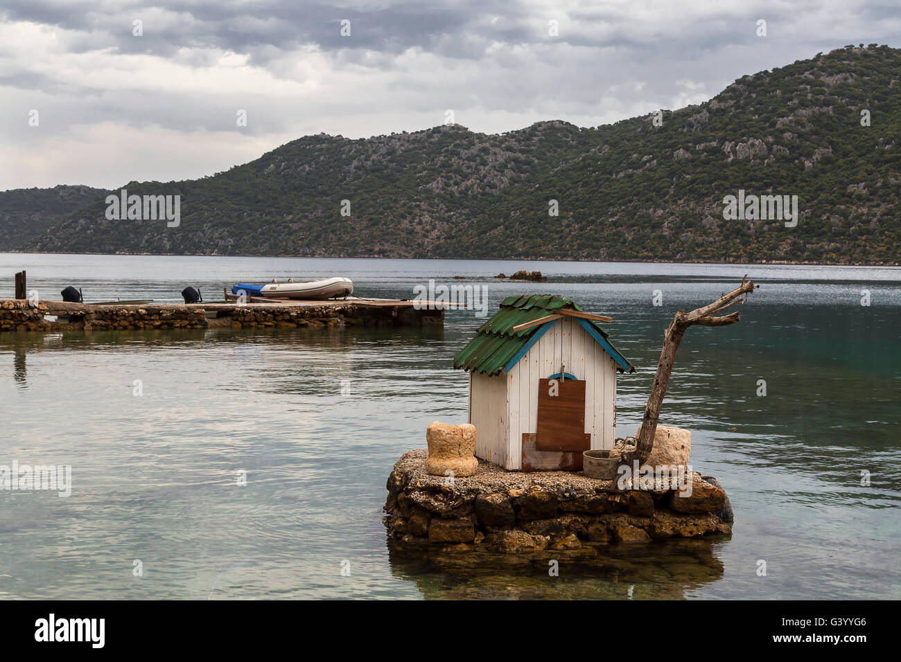 Una piccola casa per anatra, sul Mare Mediterraneo. Foto Stock