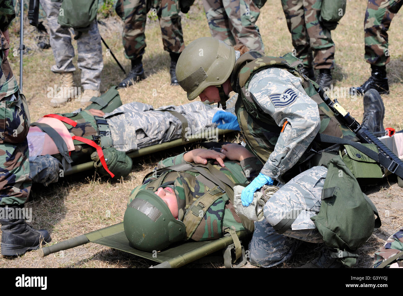 Un soldato tende a una vittima a seguito di un attacco simulato. Foto Stock