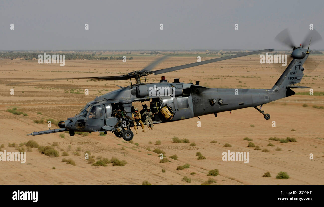 Un U.S. Air Force HH-60 Pavehawk vola sopra il paesaggio iracheno. Foto Stock