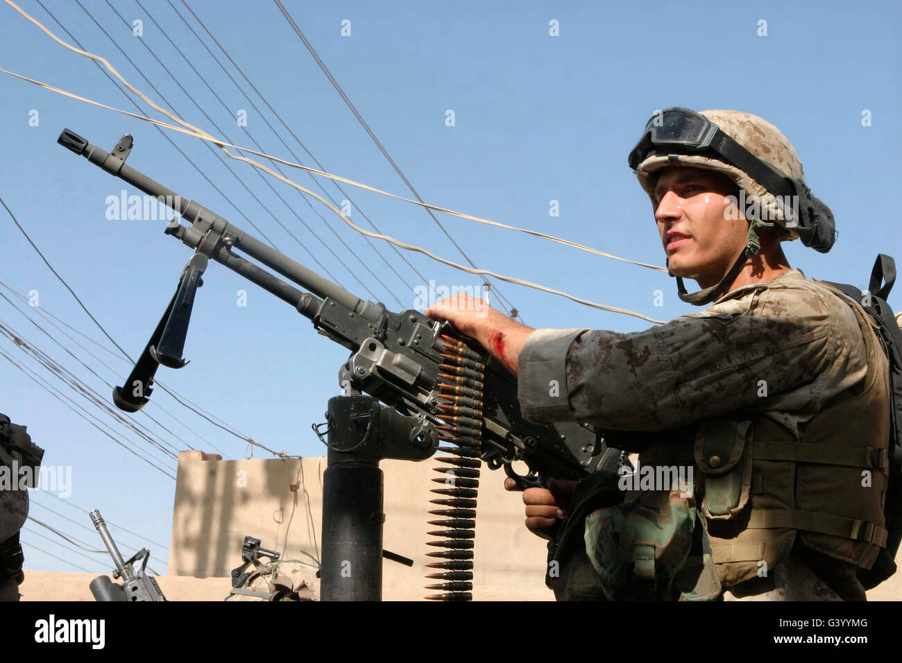 Un Marine prepara la sua arma dopo un attacco contro la polizia irachena station in Al Kharma, Iraq. Foto Stock