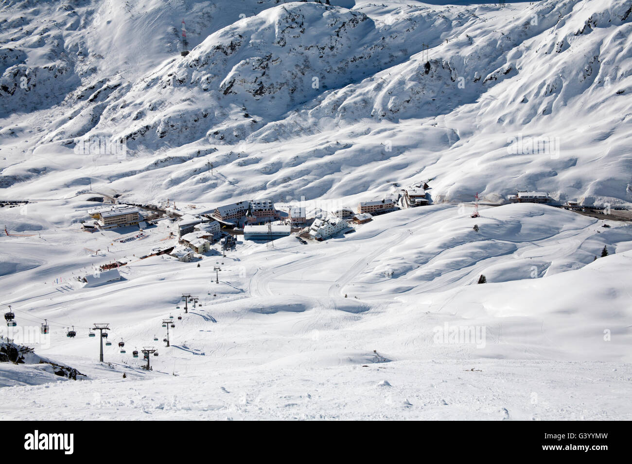 Il villaggio di St Christoph dalle piste sopra il villaggio Arlberg Austria Foto Stock