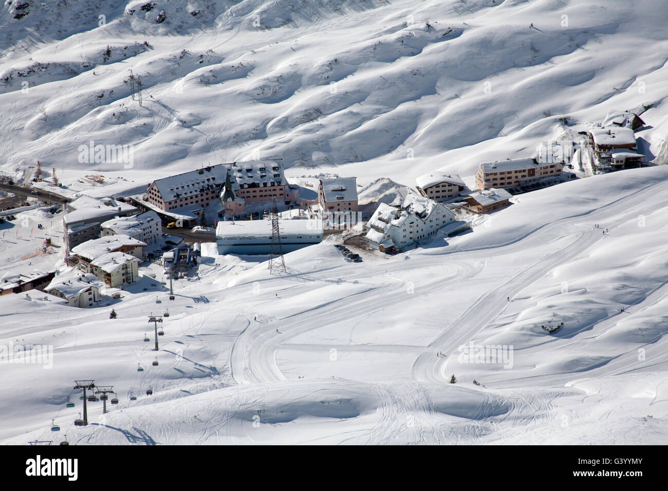 Il villaggio di St Christoph dalle piste sopra il villaggio Arlberg Austria Foto Stock