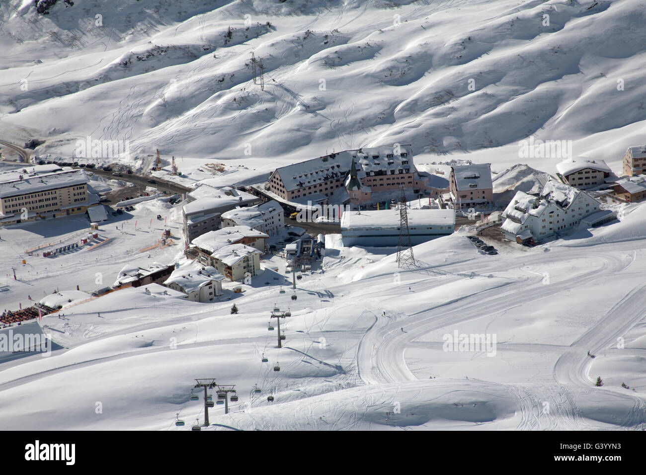 Il villaggio di St Christoph dalle piste sopra il villaggio Arlberg Austria Foto Stock