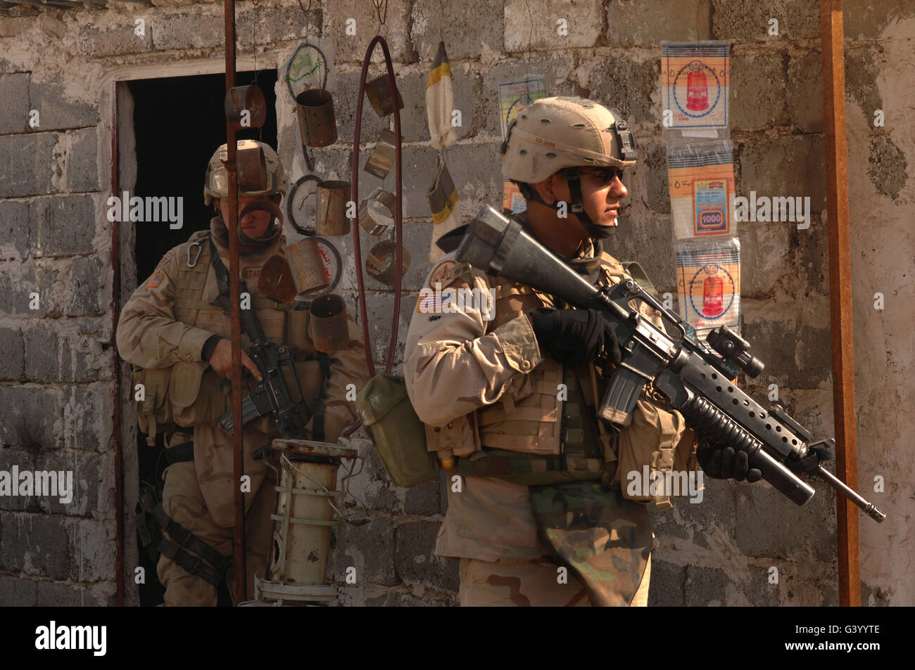 I soldati dell esercito mantenendo un occhio sui dintorni come essi conducono una pattuglia di combattimento a Tall Afar, Iraq. Foto Stock