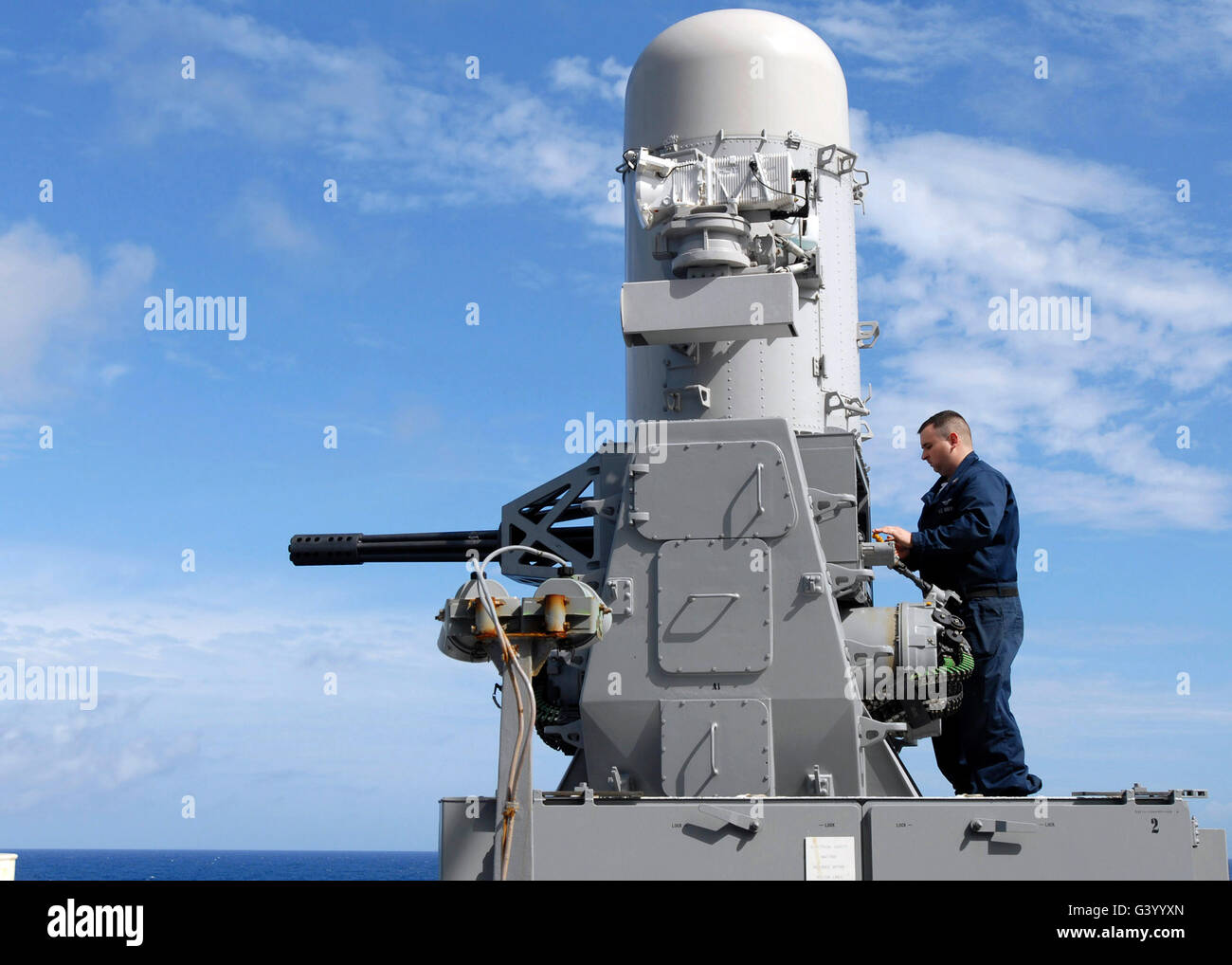 Fire Controlman lavorando alla falange Mark 15 Close-In Weapon System a bordo della USS Nashville. Foto Stock