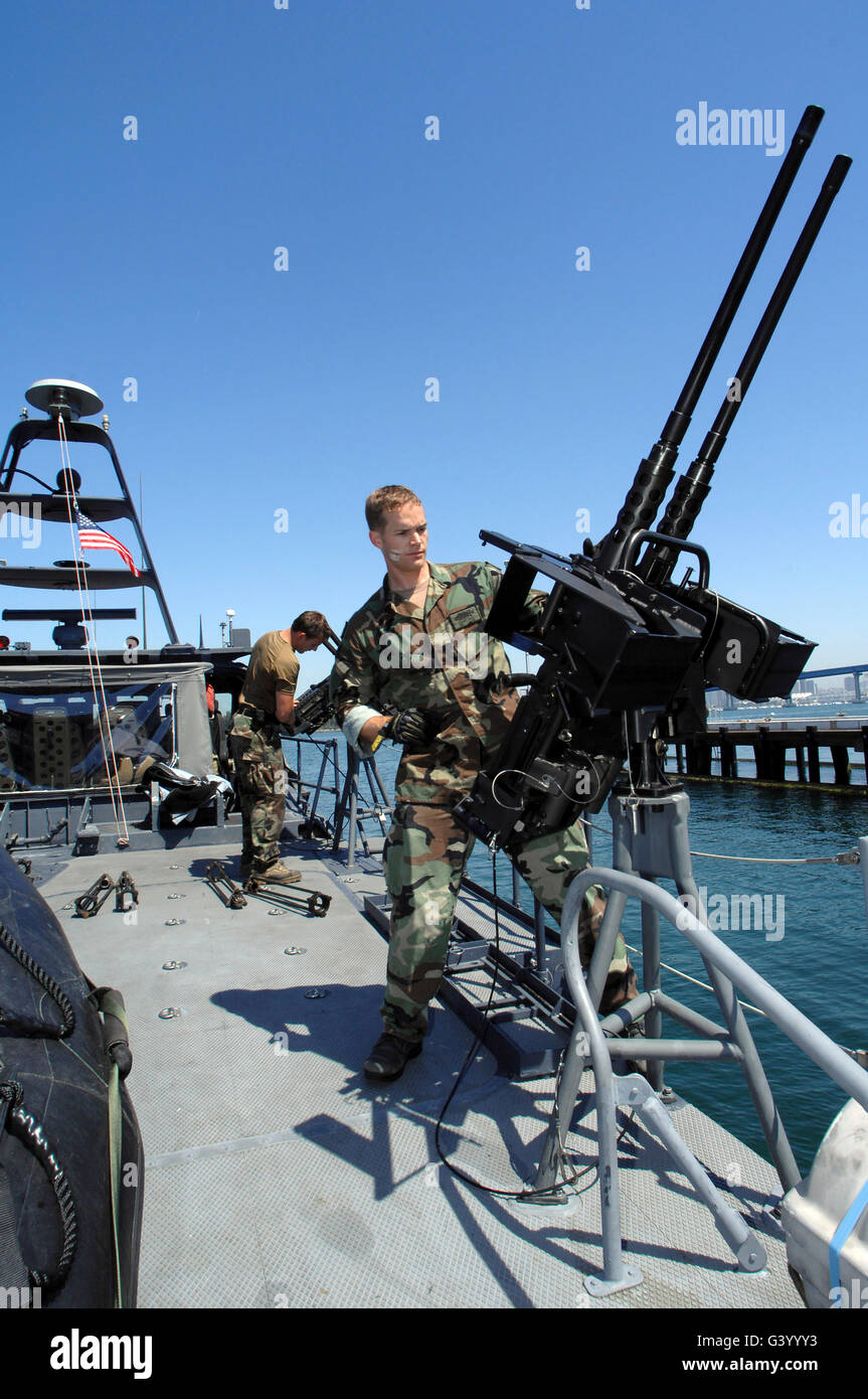Special Warfare lottatori craft montaggio marinai .50 mitragliatrici calibro durante le manovre in Coronado Bay. Foto Stock