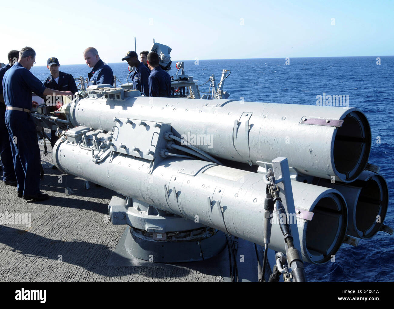 I membri dell'equipaggio a bordo guidato-missile destroyer USS Porter il caricamento di un contrassegno 46 possono dar luogo a rifusione esercizio siluro. Foto Stock
