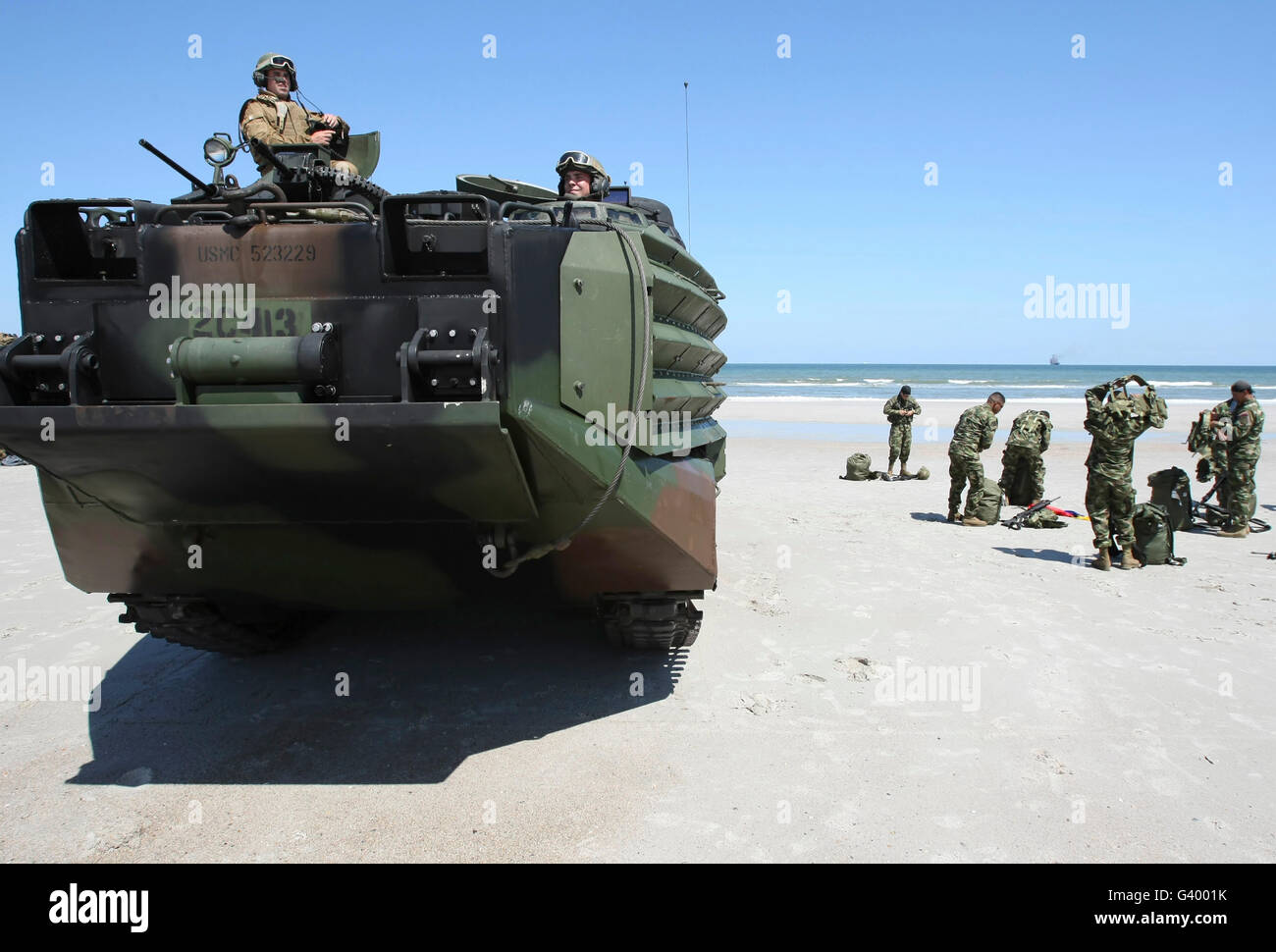 Stati Uniti Marines riorganizzarsi dopo l aggressione a Mayport Beach durante una Unitas oro assalto anfibio esercizio. Foto Stock