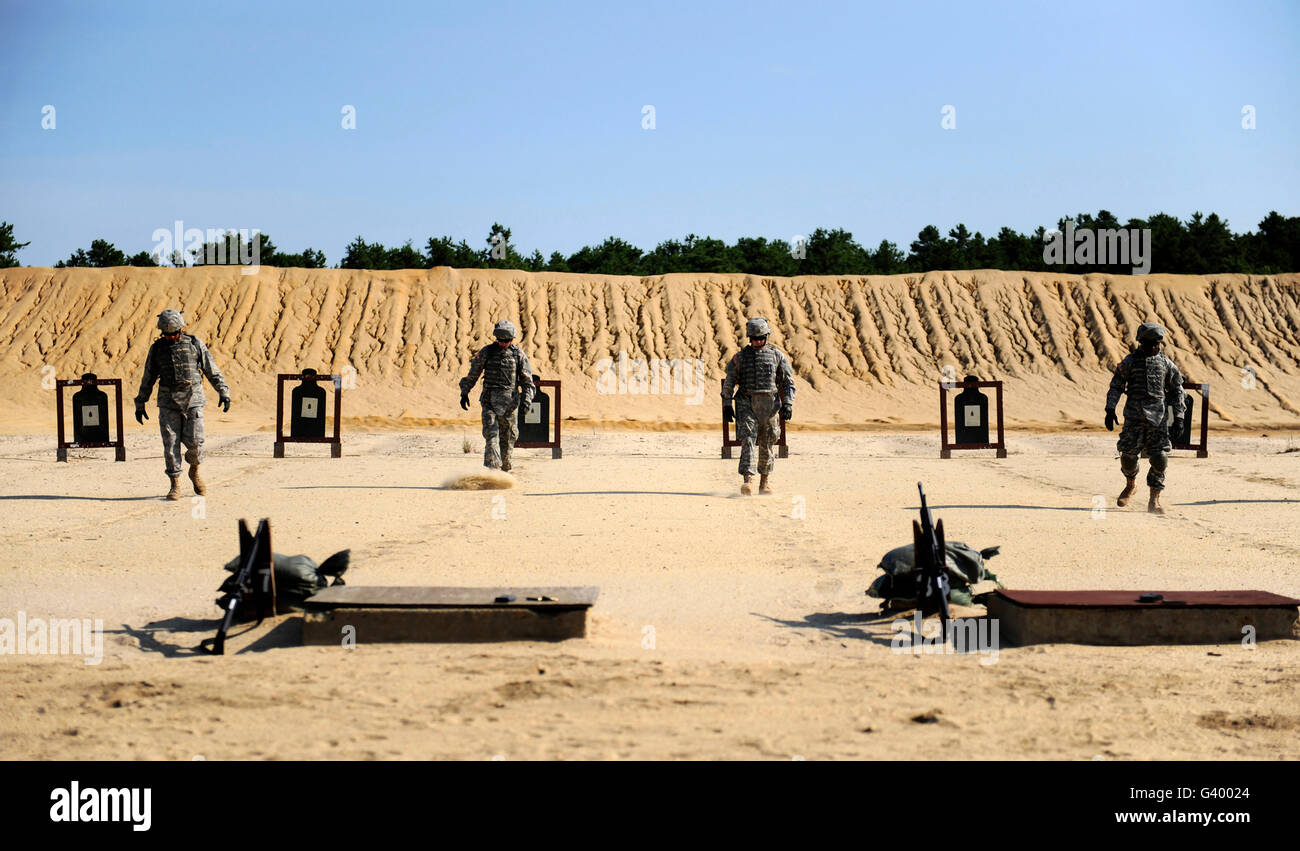 Soldati contrassegnandone le corsie durante M-16/M-4 familiarizzazione della formazione a Fort Dix, New Jersey. Foto Stock