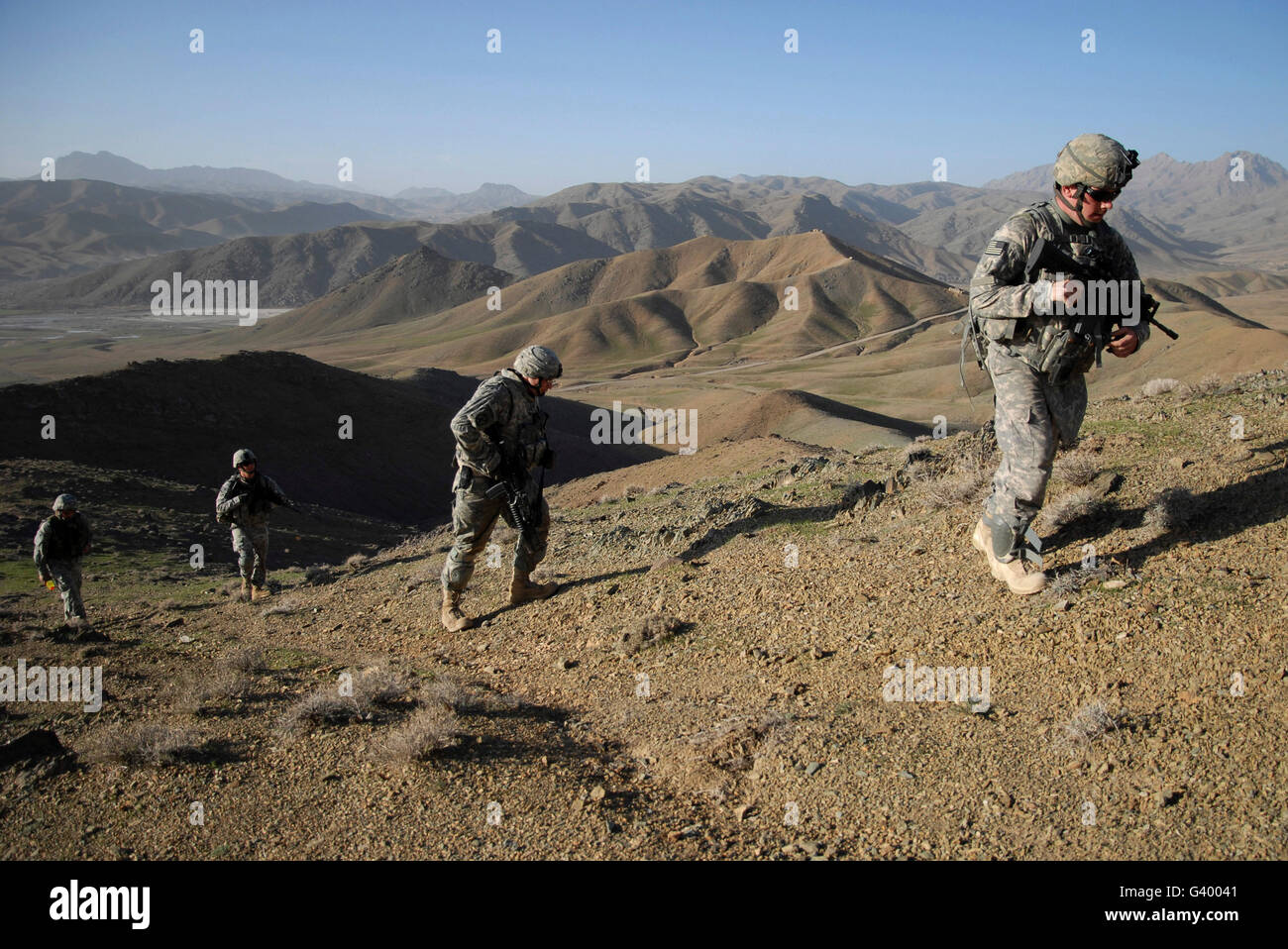 Stati Uniti Esercito il sergente portando la sua squadra fino a linea di cresta in provincia di Zabul, Afghanistan. Foto Stock